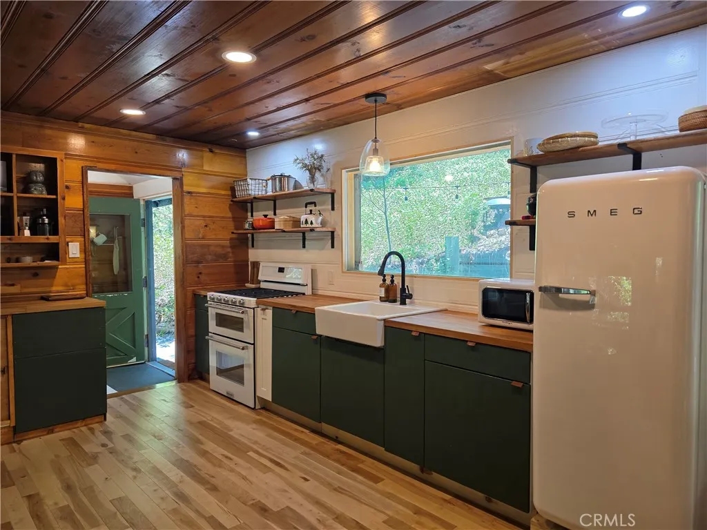 606 Crest Estates Drive, Lake Arrowhead, California 92352 home-pic-8