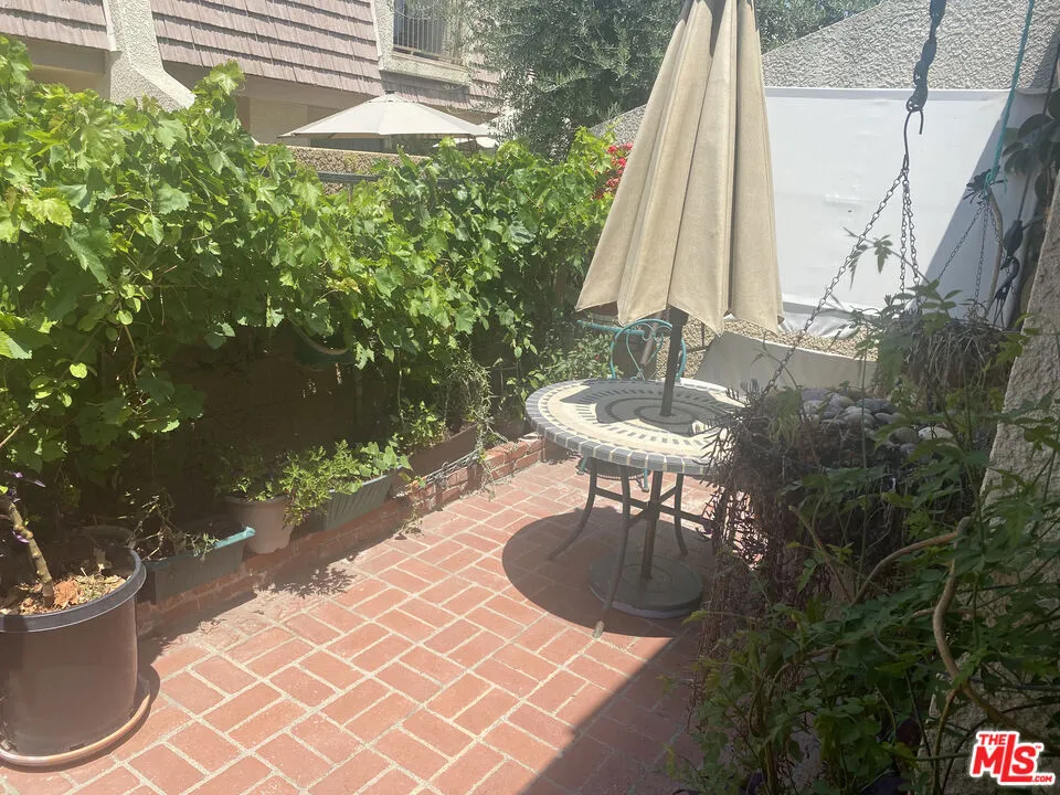 18417 Collins Street A, Tarzana, California 91356 home-pic-2