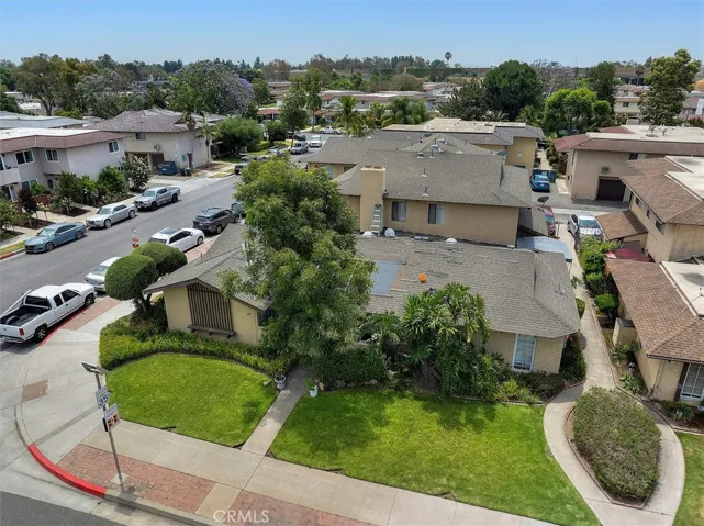 Front unit with a maintained front lawn