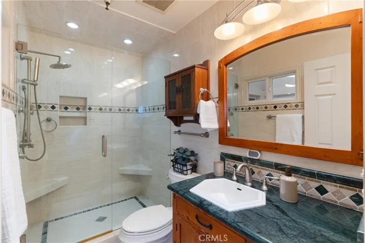 Bathroom 2 (En Suite)