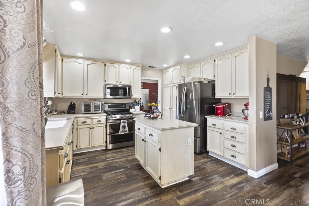 3025 Black Horse Drive, Ontario, California 91761 home-pic-24