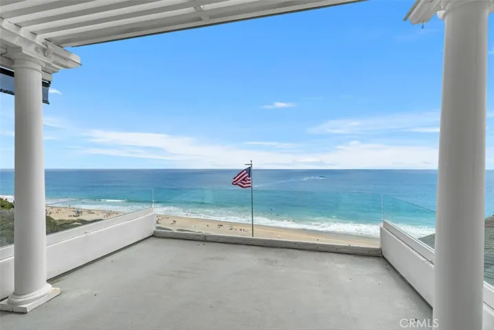 Step out from the privacy of your priamary bedroom on this wonderful patio with glass fencing for the maximization of the views.