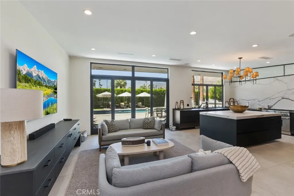 675 E Mesquite Avenue, Palm Springs, California 92264 home-pic-11