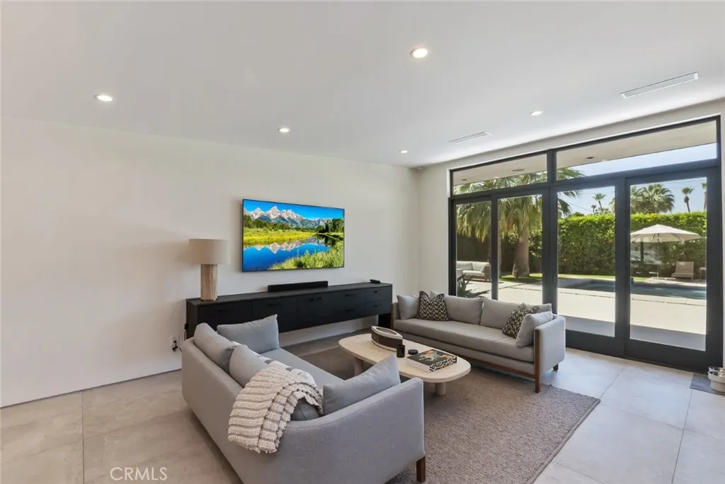 675 E Mesquite Avenue, Palm Springs, California 92264 home-pic-12