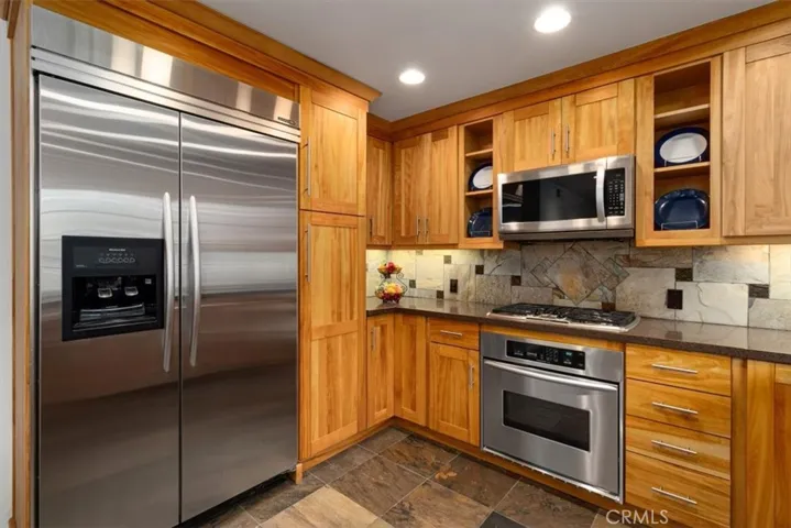 Premium KitchenAid refrigerator/freezer offers sleek design, spacious storage, and top-tier performance—an ideal blend of style and functionality for your modern kitchen.









Ask ChatGPT