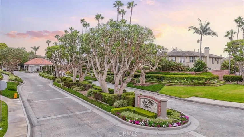 You will smile every time you drive through the beautifully landscaped, tree-lined entrance to Seacliff-on-the-Greens, which has a round-the-clock security person who ensures your safety as a resident of this prestigious coastal community.