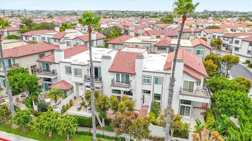 Coastal living at its finest! This condo in Seacliff on the Greens offers resort-style amenities, lush walking paths, a sparkling community pool, and is just a short stroll to the beach—all within a secure, gate-guarded community in Huntington Beach.
