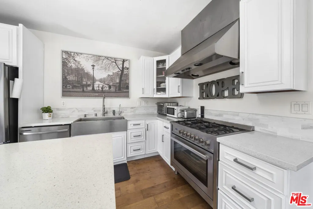 151 N Harvard Boulevard, Los Angeles, California 90004 home-pic-13