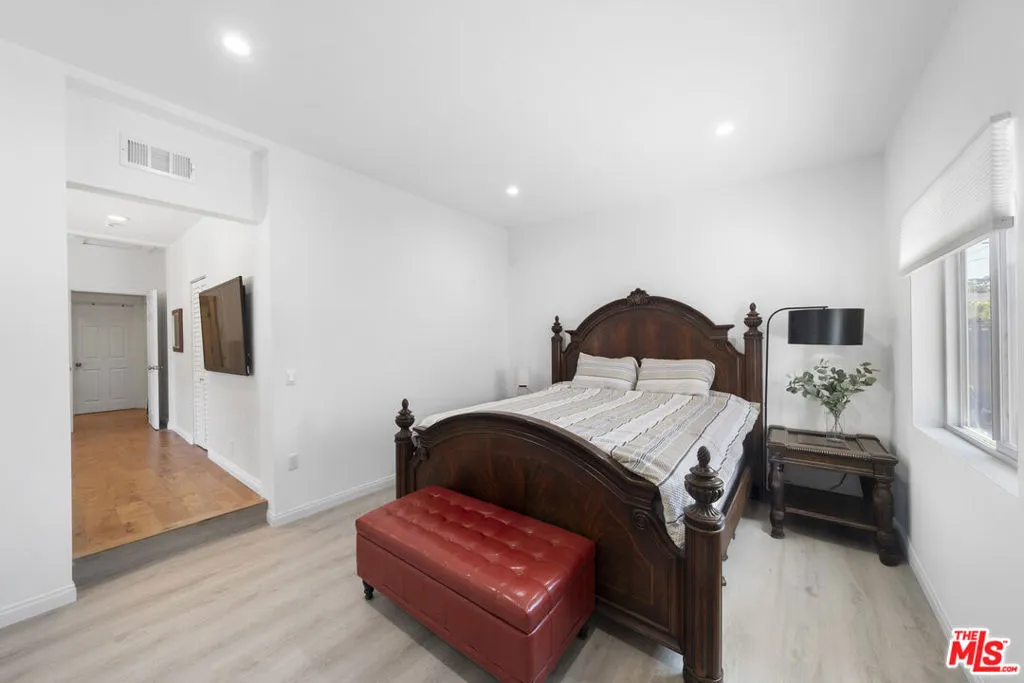 151 N Harvard Boulevard, Los Angeles, California 90004 home-pic-8