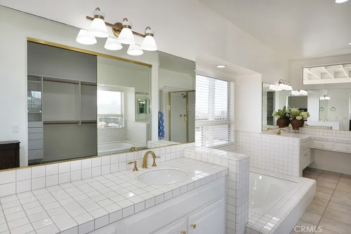 Primary bedroom en suite bathroom