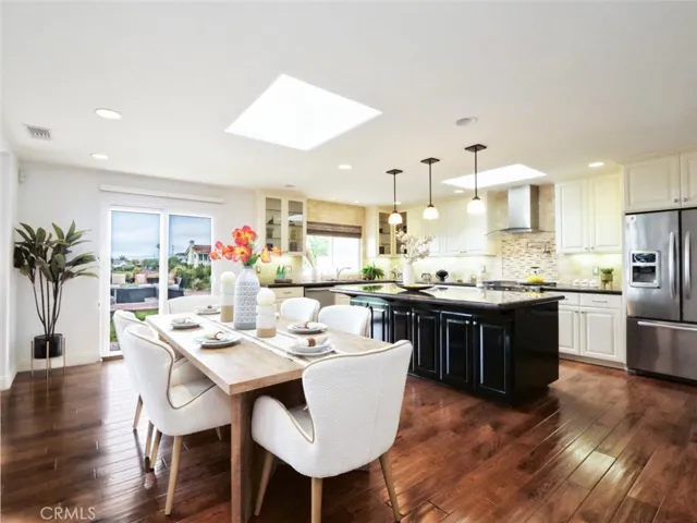 Dining to kitchen
