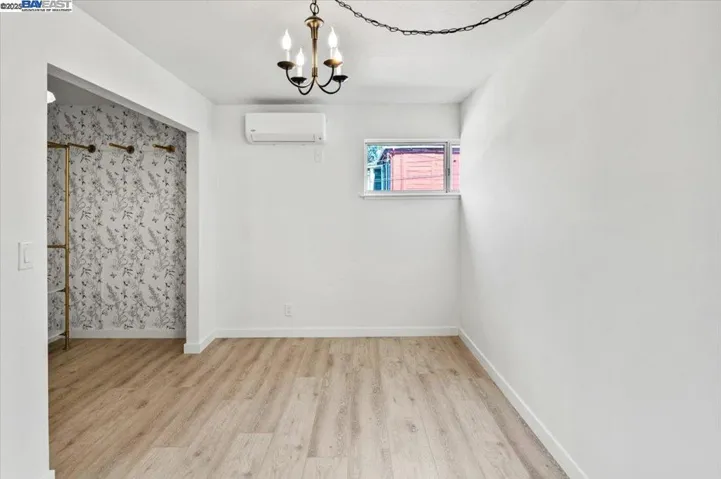 Master Bedroom Walk-n Closet