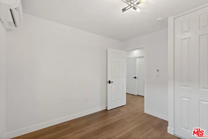 6727 7th Avenue, Los Angeles, California 90043