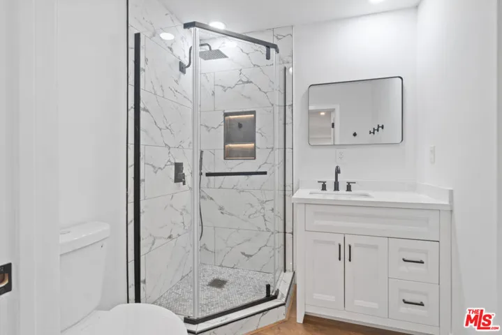 6727 7th Avenue, Los Angeles, California 90043