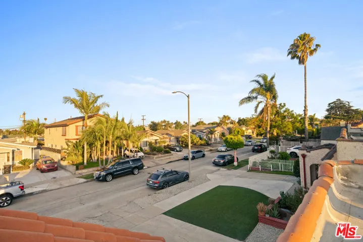 6727 7th Avenue, Los Angeles, California 90043