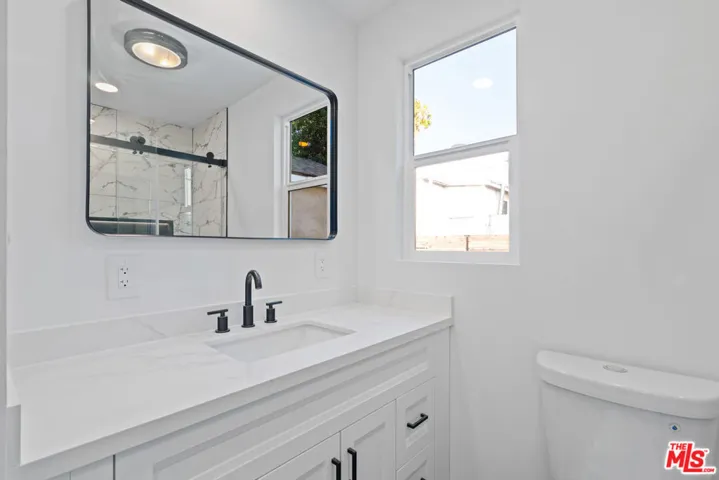 6727 7th Avenue, Los Angeles, California 90043