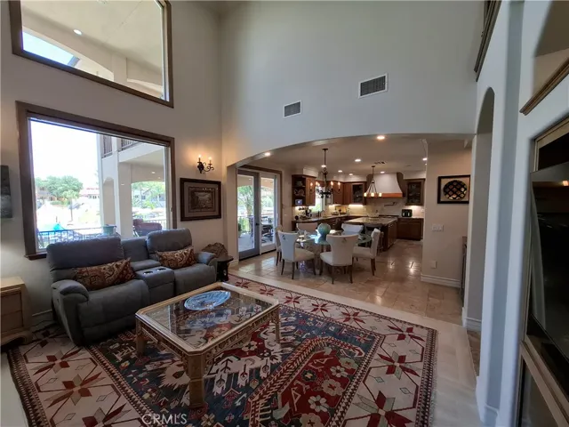 LIVING ROOM / DINING