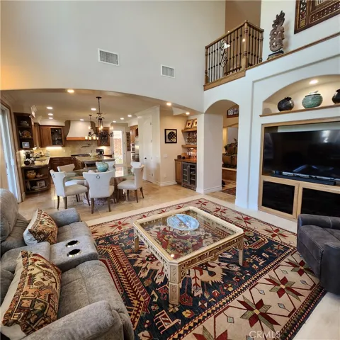 LIVING ROOM / DINING