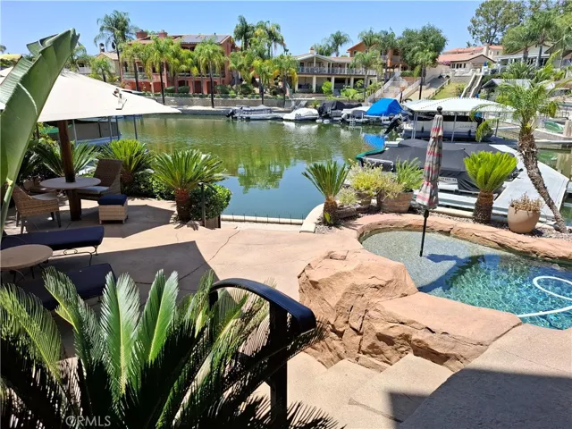 POOL & LAKE VIEW