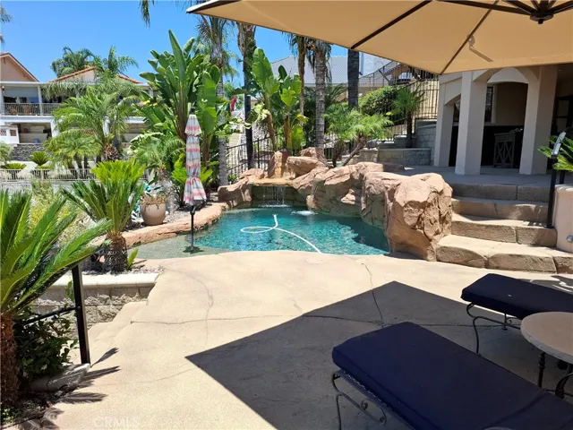 BEACH ENTRY POOL / SEATING AREA