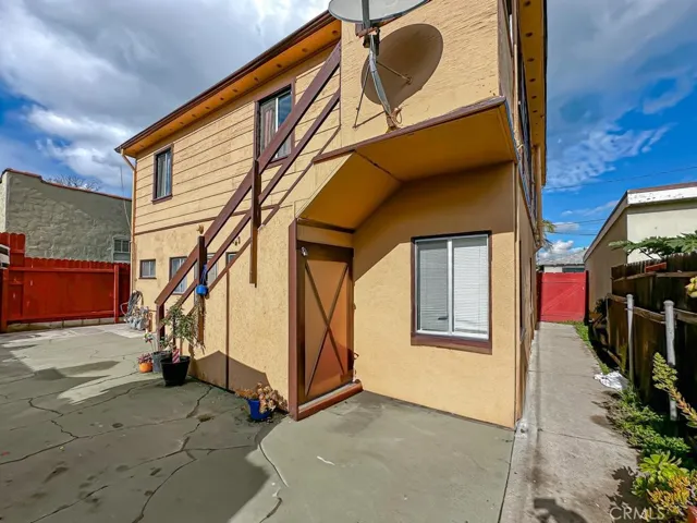 3915 E 11th Street, Long Beach, California 90804