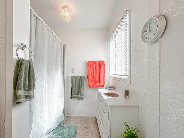 3915 E 11th Street, Long Beach, California 90804