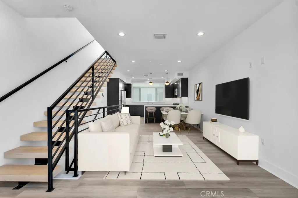 11304 Victory Boulevard, North Hollywood, California 91606, 3 Bedrooms Bedrooms, ,3 BathroomsBathrooms,Residential,For Sale,Victory,BB25145454