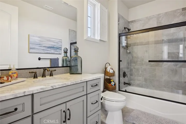 Upstairs 2nd bathroom