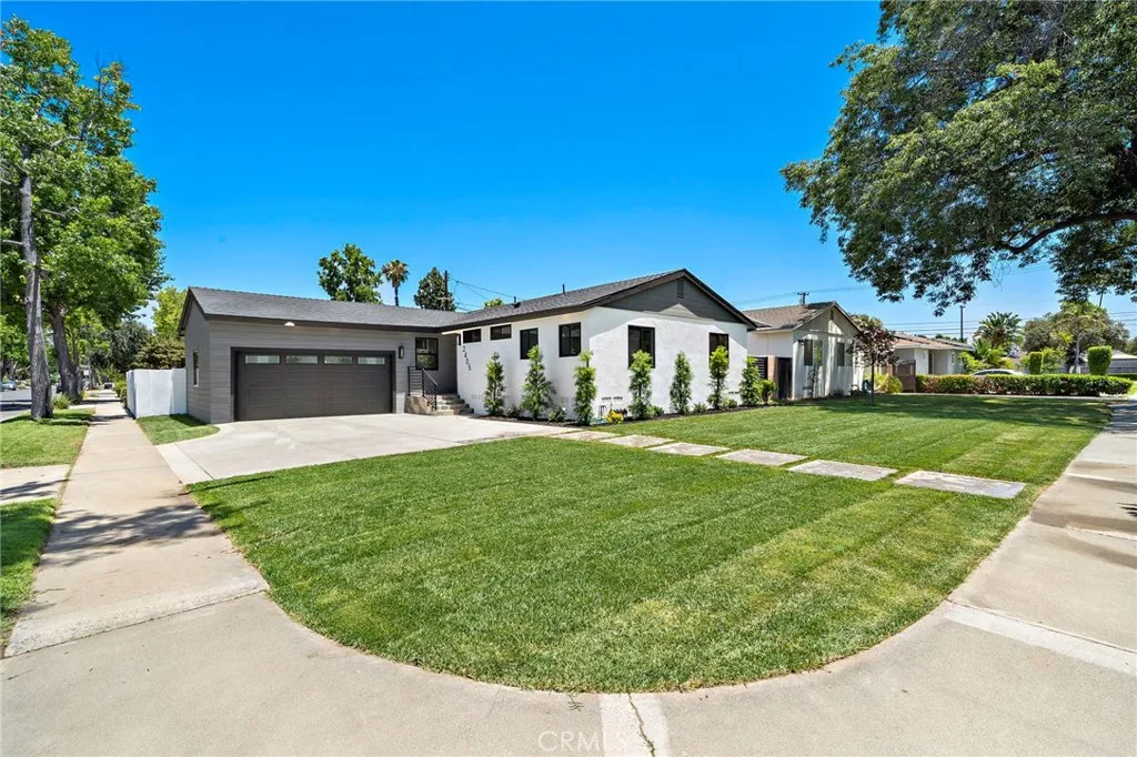 2405 Larchmont Avenue, Santa Ana, California 92706, 3 Bedrooms Bedrooms, ,2 BathroomsBathrooms,Residential,For Sale,Larchmont,OC25146075