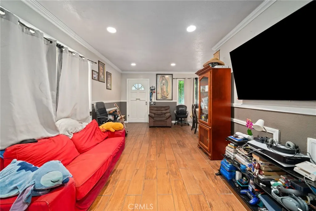 9514 Juniper Street, Los Angeles, California 90002 home-pic-4