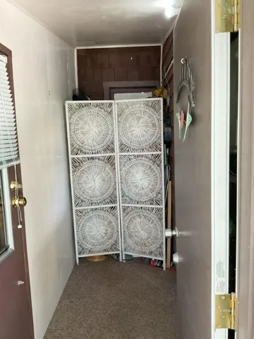 Entry foyer with storage screen