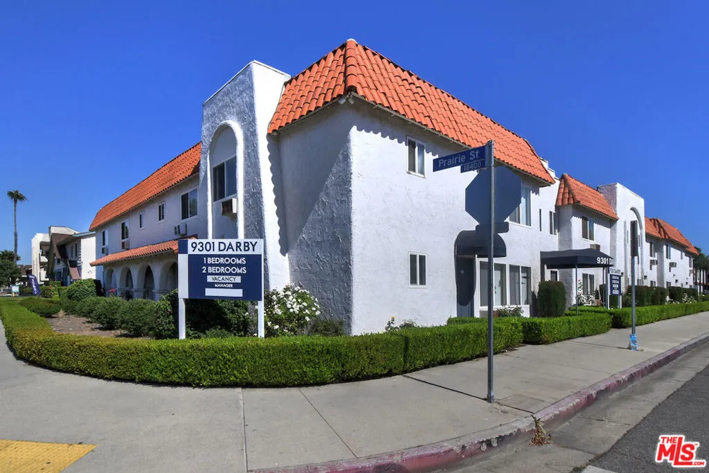 9301 Darby Avenue, Northridge, California 91325, 41 Bedrooms Bedrooms, ,41 BathroomsBathrooms,Residential Income,For Sale,Darby,25559363