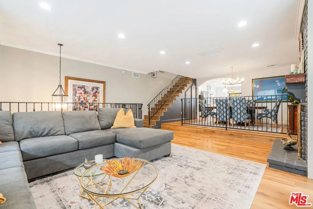 18100 Burbank Boulevard 26, Tarzana, California 91356, 3 Bedrooms Bedrooms, ,4 BathroomsBathrooms,Residential,For Sale,Burbank,25558455