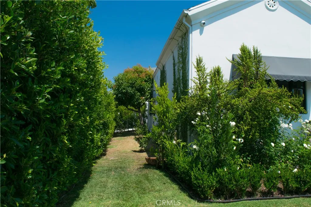 542 N Kilkea Drive, Los Angeles, California 90048 home-pic-23