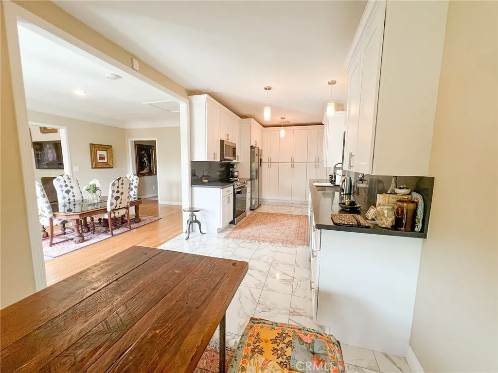 542 N Kilkea Drive, Los Angeles, California 90048 home-pic-12
