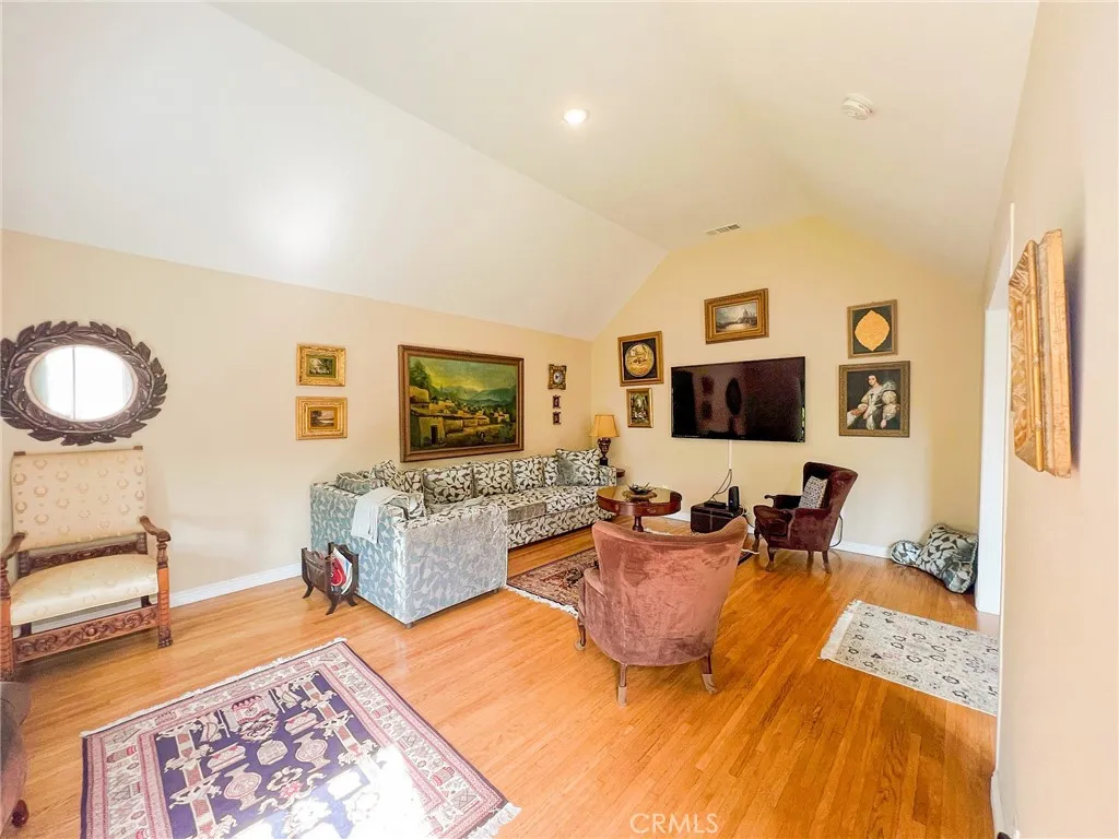 542 N Kilkea Drive, Los Angeles, California 90048 home-pic-6