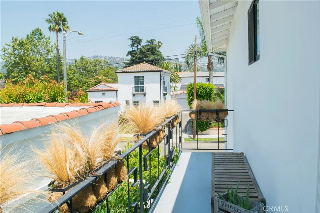 542 N Kilkea Drive, Los Angeles, California 90048 home-pic-44
