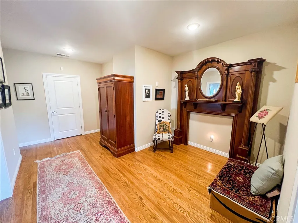 542 N Kilkea Drive, Los Angeles, California 90048 home-pic-13
