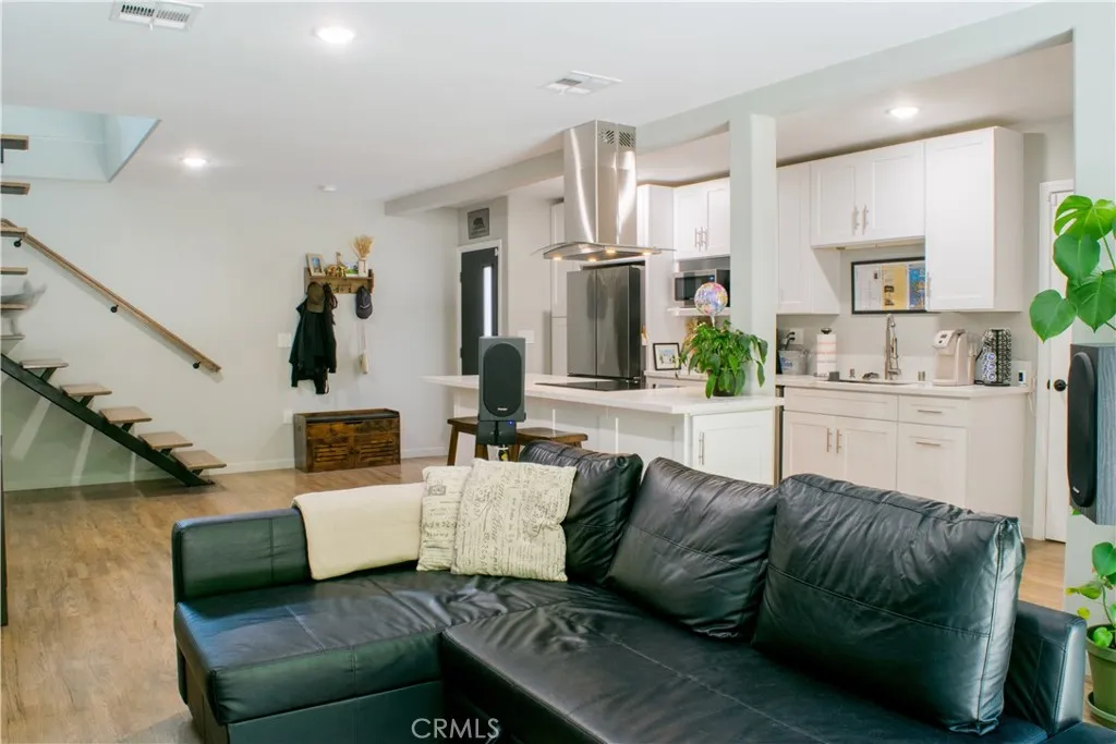 542 N Kilkea Drive, Los Angeles, California 90048 home-pic-33