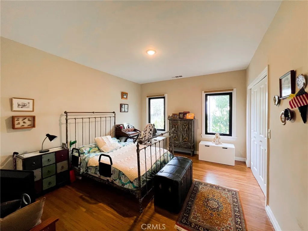 542 N Kilkea Drive, Los Angeles, California 90048 home-pic-18