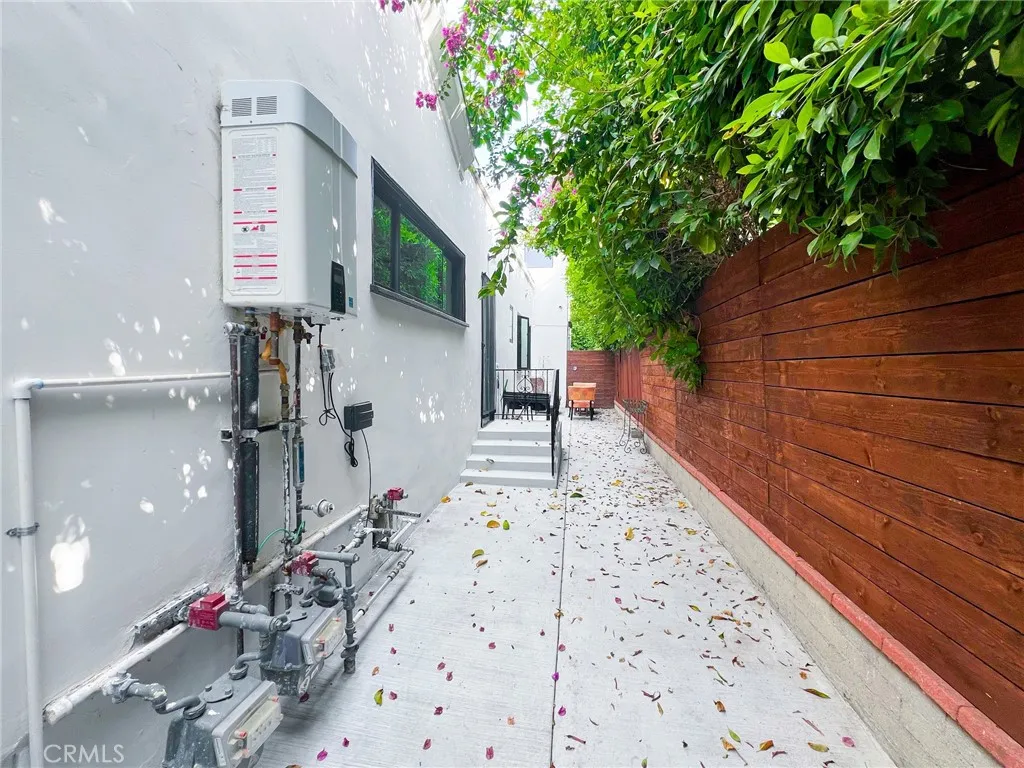 542 N Kilkea Drive, Los Angeles, California 90048 home-pic-24