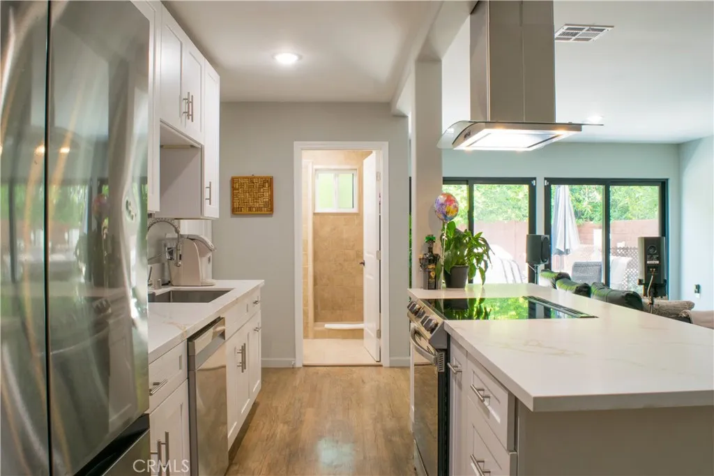 542 N Kilkea Drive, Los Angeles, California 90048 home-pic-34