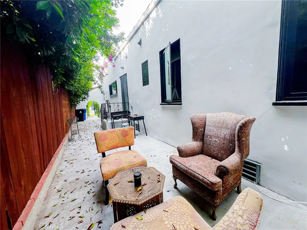 542 N Kilkea Drive, Los Angeles, California 90048 home-pic-26