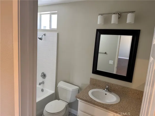Secondary full bathroom