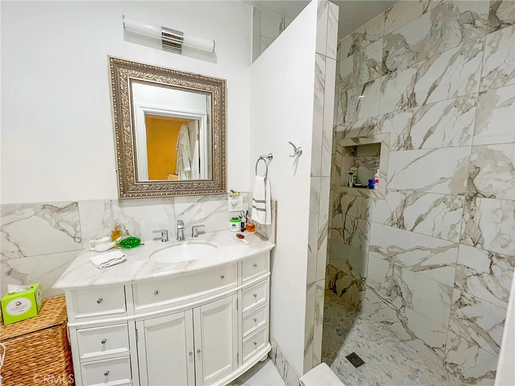 542 N Kilkea Drive, Los Angeles, California 90048 home-pic-17