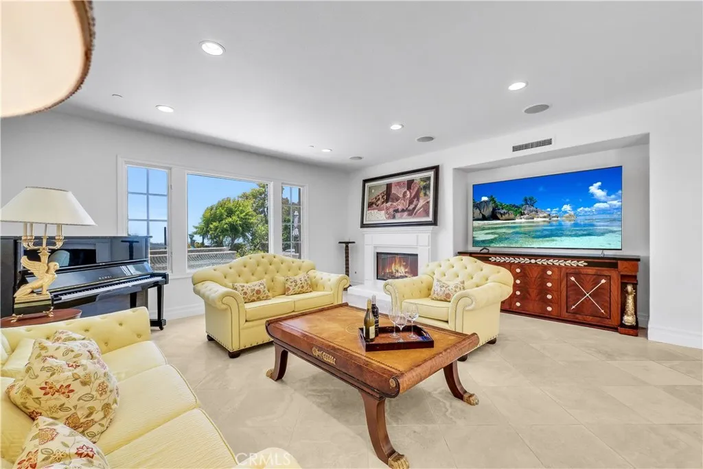 25 Village Way, Irvine, California 92603 home-pic-16