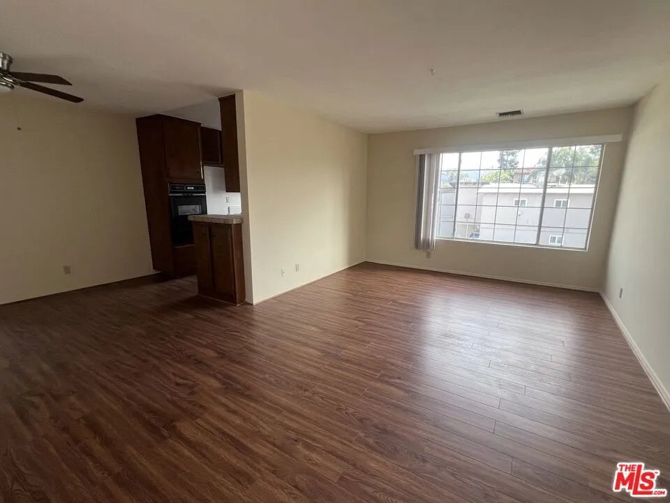 18600 Burbank Boulevard 206, Tarzana, California 91356, 2 Bedrooms Bedrooms, ,2 BathroomsBathrooms,Residential Lease,For Rent,Burbank,25559219