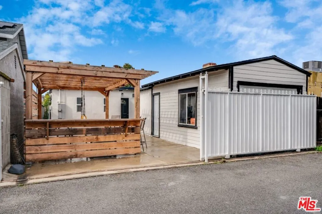 5514 Woodman Avenue, Sherman Oaks, California 91401 home-pic-24