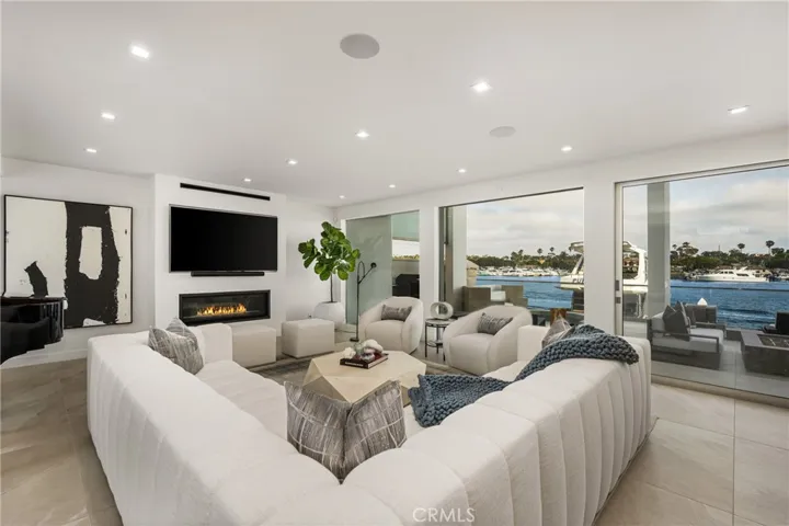 323 Morning Star Lane, Newport Beach, California 92660