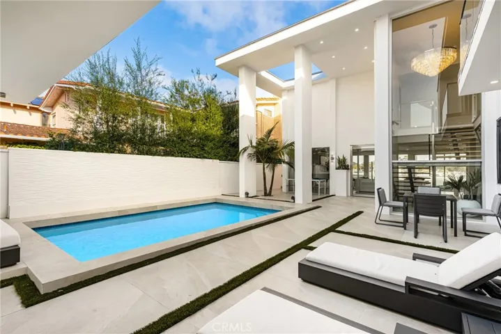 323 Morning Star Lane, Newport Beach, California 92660